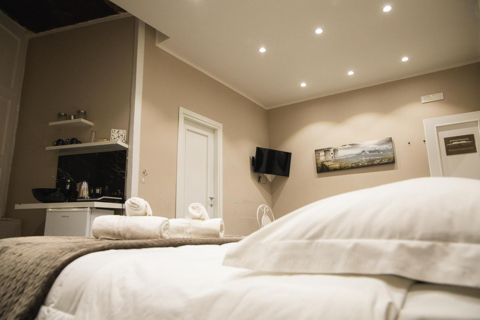 נאפולי Residence Black & White מראה חיצוני תמונה